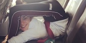 Η γυμνάστρια Στέφανι Μίλινγκερ στη θέση του αεροπλάνου. Φωτογραφία: Instagram 