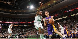 Ο Στιβ Νας έδειξε τις ικανότητές του στο ποδόσφαιρο [βίντεο]