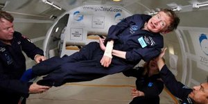 Ο Stephen Hawking σε τηλεοπτική διαφήμιση γελά σαρδόνια [βίντεο]