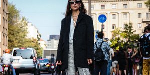 Γυναίκα ποζάρει στον φακό/Φωτογραφία Shutterstock