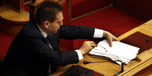 Μεταμεσονύκτιες αλλαγές Στουρνάρα στον φόρο ακινήτων και νέες αντιδράσεις από ΣΥ