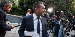 Ο Στουρνάρας στο Μαξίμου: Χαλαρός