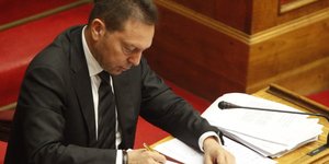 Στουρνάρας: Δε δέχομαι να παίρνω σκληρά μέτρα για τους πολίτες και να διατηρούντ