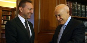 Στον Κάρολο Παπούλια ο Γιάννης Στουρνάρας