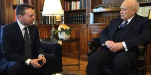 Στουρνάρας σε Παπούλια: Πίνω μουρονόλαδο για αυτό αντέχω