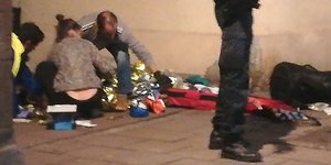 Πρώτες βοήθειες σε τραυματία στην επίθεση στο Στρασβούργο
