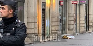 Αστυνομικοί στο σημείο που έγινε η αιματηρή επίθεση στο Στρασβούργο 