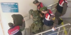 Η μεταφορά των 2 Ελλήνων στο δικαστήριο (φωτογραφία: Birlik)