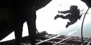 Η συγκλονιστική στιγμή που ανοίγει κατά λάθος το αλεξίπτωτο ενός στρατιώτη και τ