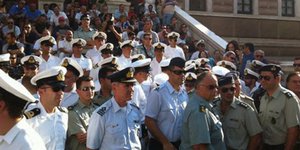 Οι στρατιωτικοί κατεβαίνουν στους δρόμους
