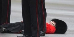 Στρατιώτης λιποθύμησε... στα πόδια της Κέιτ Μίντλετον [βίντεο]