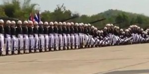 Ξεκαρδιστικό βίντεο: «Σκληροί» στρατιώτες – χορευτές κάνουν ντόμινο