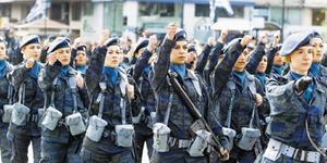 Η Χρυσή Αυγή ζητά υποχρεωτική στράτευση και για τις γυναίκες στα 18