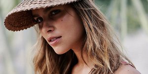 Γυναίκα ποζάρει στον φακό/ Φωτογραφία Island Hoper