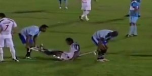 Επιθετικός ανέβηκε πάνω σε φορείο και το έσπασε [βίντεο]