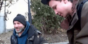 Ταχυδακτυλουργός κάνει ένα συγκινητικό «μαγικό» δώρο σε άστεγο [βίντεο]