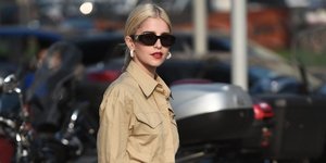 Mια fashion blogger ποζάρει στο φακό/ Φωτογραφία: Shutterstock