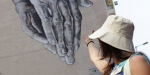 Street art στους δρόμους της Αθήνας – Η «παράνομη» τέχνη που σπάει τη γκρίζα μον