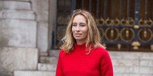Μια street style star ποζάρει στο φακό