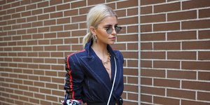 Mια street style σταρ πoζάρει στο φακό/ Φωτογραφία: Shutterstock