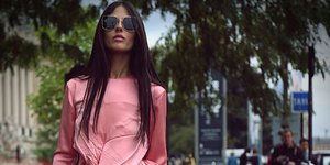 Mια street style star ποζάρει στους δρόμους της πόλης/ Φωτογραφία: Shutterstock