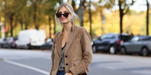 Μια street style star ποζάρει στο φακό/ Φωτογραφία: Getty Images / Ideal Image