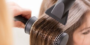 Ισιωμα μαλλιών με στρογγυλή βούρτσα