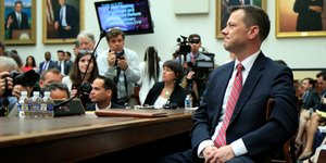 Ο πράκτορας του FBI Πίτερ Στρζοκ κατά την ακρόασή του στη Βουλή των Αντιπροσώπων (Φωτογραφία: ΑΡ)