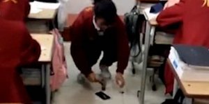 H μαθήτρια σπάει το κινητό της με σφυρί. 