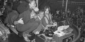 Περιθωριοποιημένοι συγχρωτίζονταν με τους πλούσιους