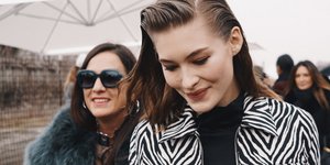 Γυναίκα ποζάρει στον φακό/Φωτογραφία: Shutterstock