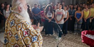 Τα στυλό που γράφουν «Καλή επιτυχία + Ο Βέροιας και Νάουσας Παντελεήμων»
