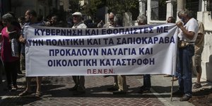 Συγκέντρωση στο υπ. Περιβάλλοντος από τον δήμο Δραπετσώνας/ Φωτογραφία: Nikos Libertas / SOOC/ Αρχείο