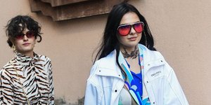 Γυναίκες ποζάρουν στο φακό/Φωτογραφία Shutterstock