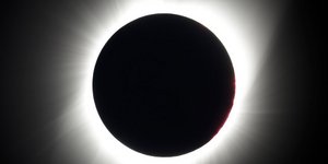Συγκλονιστικές εικόνες από την ολική έκλειψη ηλίου/ Φωτογραφία: AP
