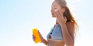 Moντέλο ποζάρει στο φακό/Φωτογραφία: Shutterstock