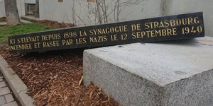 Άνγωστοι βανδάλισαν επιτύμβια στήλη. Φωτογραφία: Twitter