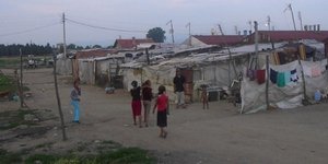 Ομάδα τσιγγάνων στη Σπάρτη ξύλωσε ένα ολόκληρο κτίριο
