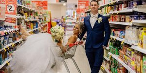 Φωτογραφία: Supply/ Με louboutin στο σούπερ μάρκετ και μπρόκολο για ανθοδέσμη- Η viral φωτογράφιση ζευγαριού στην Αυστραλία [εικόνες]
