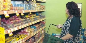 Όργιο ακρίβειας στην Ελλάδα λόγω ΦΠΑ και πετρελαίου