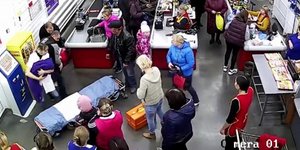 Μία 28χρονη γέννησε μέσα σε σούπερ μάρκετ