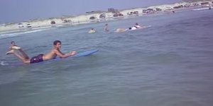 Τρομακτικό: 12 καρχαρίες περικυκλώνουν λουόμενους στη Φλόριντα [βίντεο]