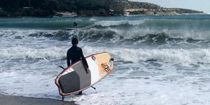 Φωτογραφία: notia.gr/ Nikos Papadopoulos- Σερφερς στην Βουλιαγμένη 