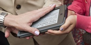 Αμερικανίδα διπλωμάτης ορκίστηκε στο καινούργιο της πόστο πάνω σε ηλεκτρονικό βι