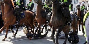 Πανικός στη Σουηδία: Η έφιππη αστυνομία ποδοπάτησε διαδηλωτές -Πολλοί τραυματίες