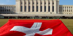 H σημαία της Ελβετίας μπροστά στο Palais de Nations