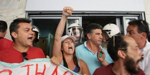 Μπλόκο στο πολιτικό συμβούλιο του ΠΑΣΟΚ -Οι σχολικοί φύλακες δεν αφήνουν τα στελ