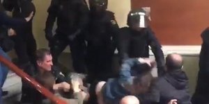 Αστυνομικοί απομακρύνουν με τη βία κόσμο από εκλογικό κέντρο