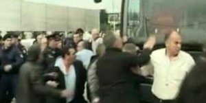 Μπουνίες μεταξύ απεργών οδηγών και ιδιοκτητών λεωφορείων [βίντεο]