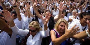 Συγκεντρωμένοι στην πλατεία Sant Jaume της Βαρκελώνης. AP Photo/Emilio Morenatti